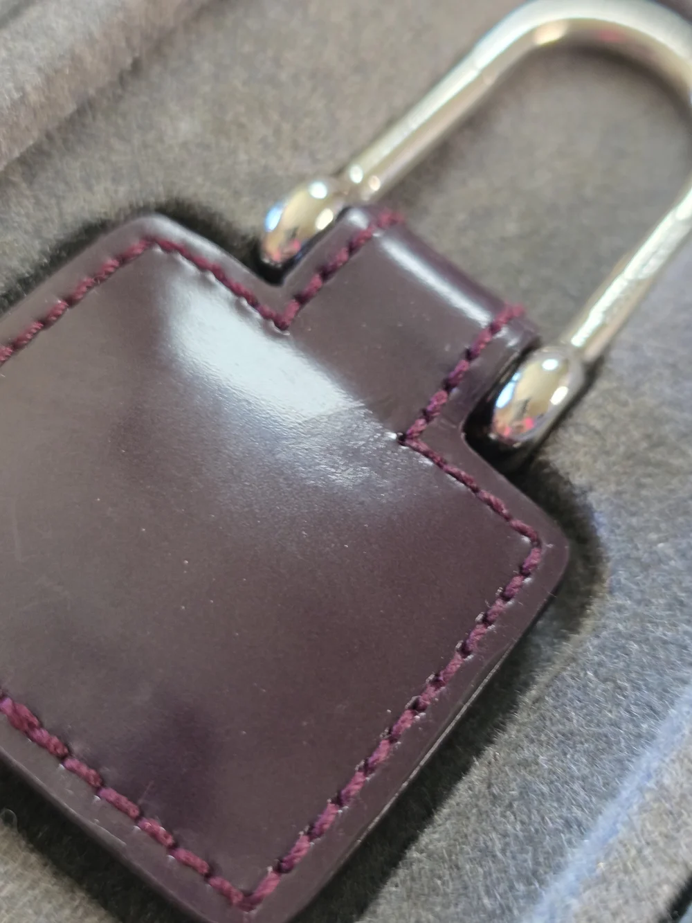 Gucci Small G Logo Leather Key Holder Keychain Burgundy Silver Tone w/ Box